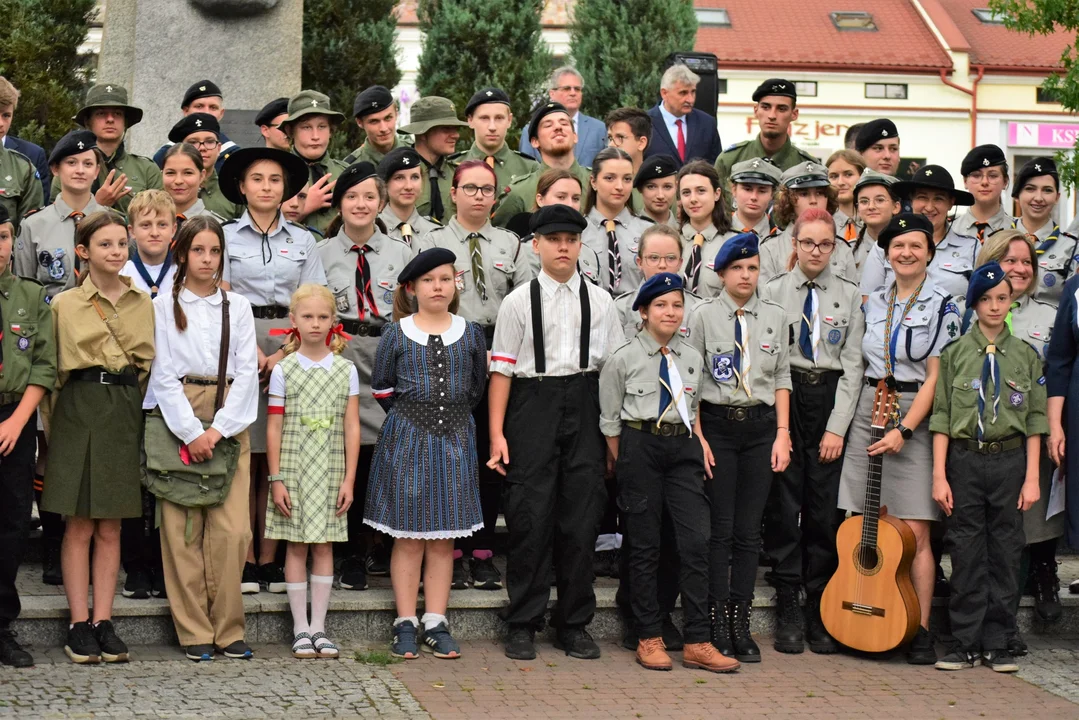 Na rynku w Kolbuszowej mieszkańcy oddali hołd bohaterom w 79. rocznicę wybuchu Powstania Warszawskiego  [ZDJĘCIA] - Zdjęcie główne