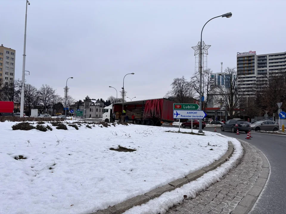 Spore utrudnienia na rondzie Jana Pawła II w Rzeszowie. Z naczepy TIR-a wypadło drewno wprost na drogę [ZDJĘCIA] - Zdjęcie główne