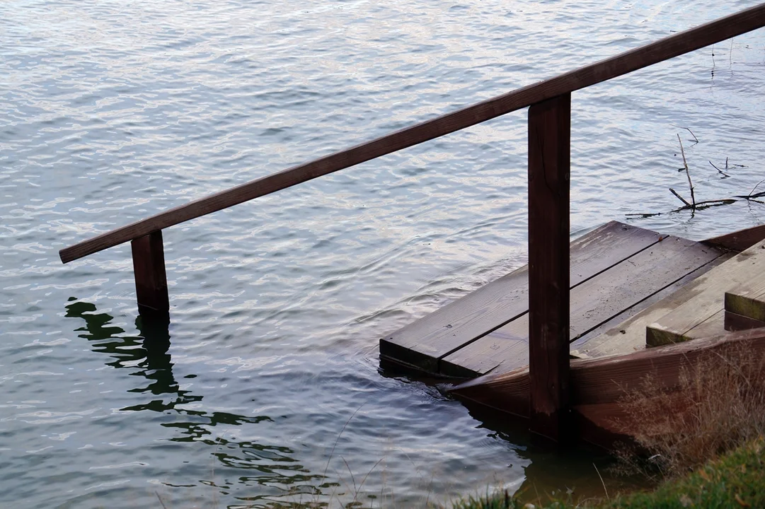 Wzrósł poziom wody w Jeziorze Solińskim. W Polańczyku zalało plażę i pomosty [ZDJĘCIA+FILM]