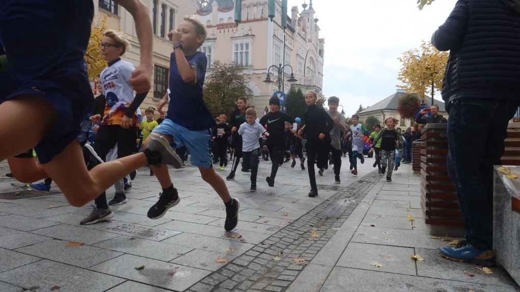 Biegi młodzieżowe 2022 w Rzeszowie. Mnóstwo uczestników [ZDJĘCIA, WIDEO]