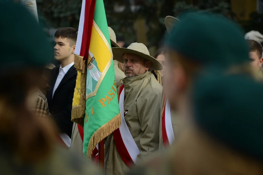 Narodowe Święto Niepodległości w Tarnobrzegu. Uroczystości przy pomniku Marszałka Józefa Piłsudskiego. - 104 lata temu narodziła się nowoczesna Polska - mówi prezydent miasta Dariusz Bożek [ZDJĘCIA - CZĘŚĆ 1]