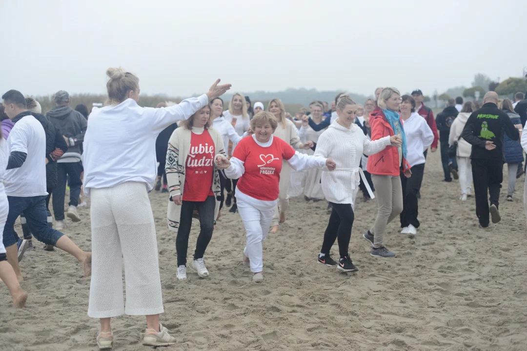 "Jezioro Aniołów" nad Jeziorem Tarnobrzeskim - zatańczyli poloneza na plaży