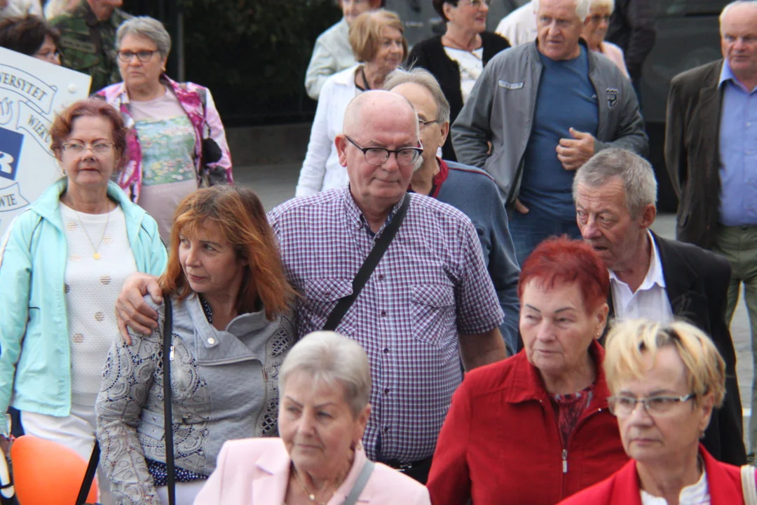 Korowód seniorów i potańcówka miejska w Parku Jedności Polonii z Macierzą