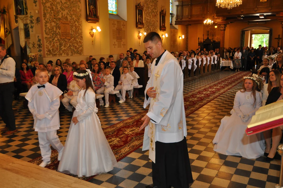 Uroczystość Pierwszej Komunii św. w Przecławiu dzieci z ZSP w Tuszymie