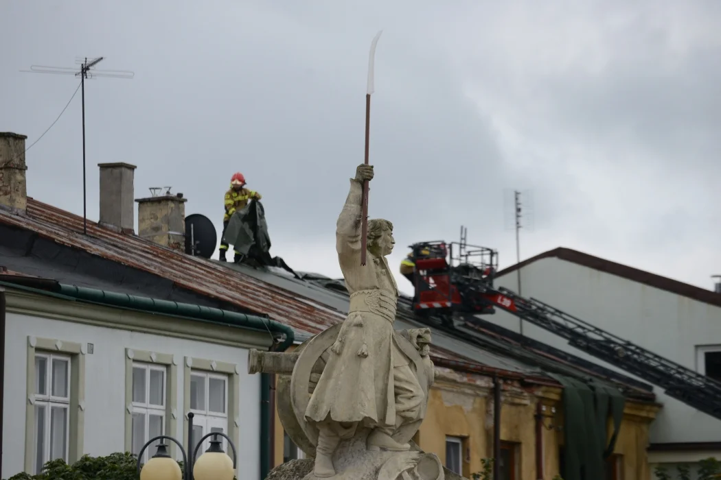 Zniszczony dach jednej z kamienic na Placu Bartosza Głowackiego w Tarnobrzegu