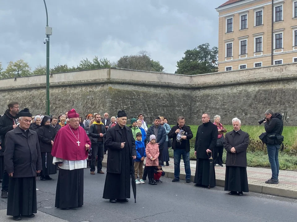 Różaniec ulicami Rzeszowa. Tłumy wiernych pomimo złej pogody