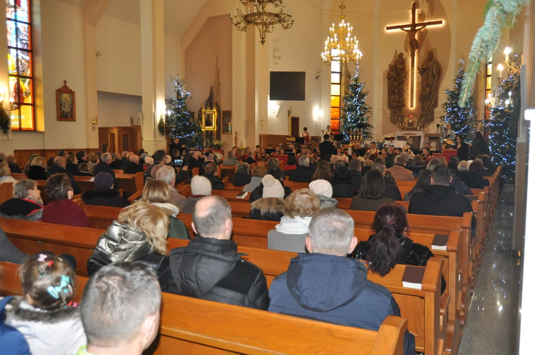 Koncert Kolęd Orkiestry Dętej Dobrynin wraz z solistami w kościele w św Marka w Rzochowie.