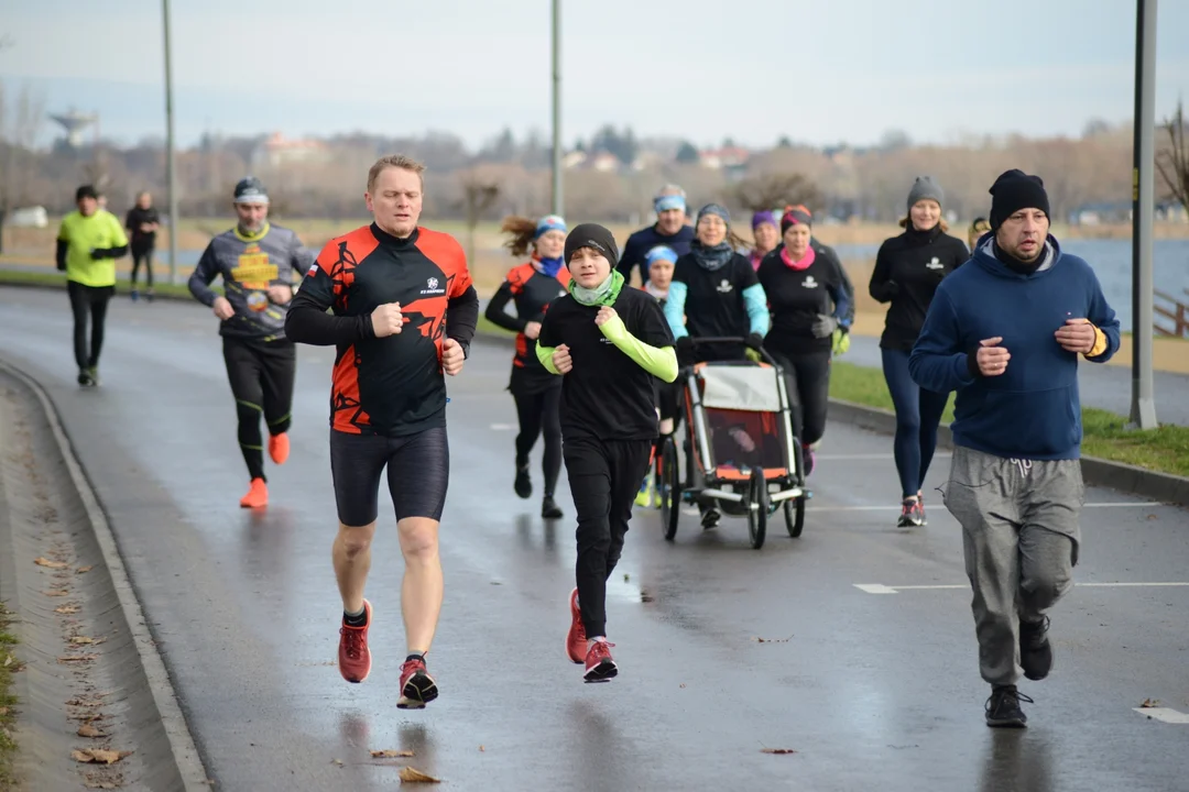 Bieg Mikołajkowo-Sylwestrowy nad Jeziorem Tarnobrzeskim. Koniec 2022 roku na sportowo. Byłeś? Odszukaj siebie lub swoich znajomych na fotografiach [ZDJĘCIA] - Zdjęcie główne