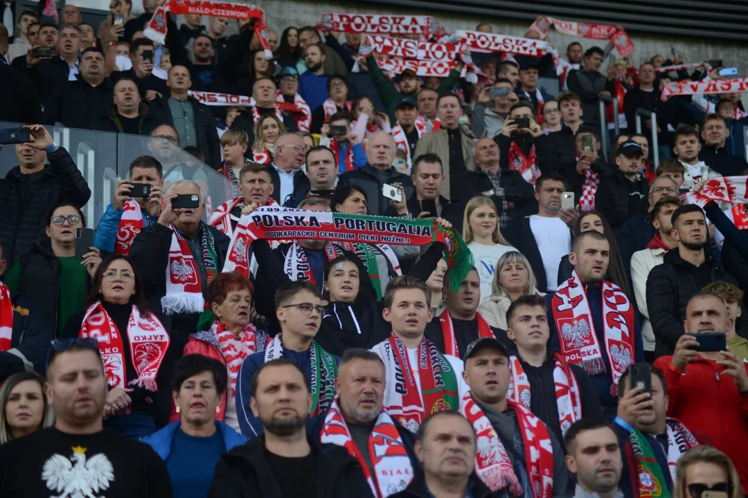 Kibice na meczu Polska - Portugalia U20 na obiekcie Podkarpackiego Centrum Piłki Nożnej w Stalowej Woli. Było biało-czerwono i radośnie [ZDJĘCIA] - Zdjęcie główne