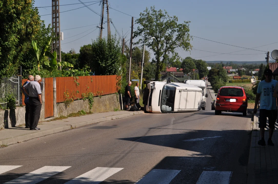 Wypadek w Przecławiu. Zaczęło się od krawężnika [ZDJĘCIA] - Zdjęcie główne