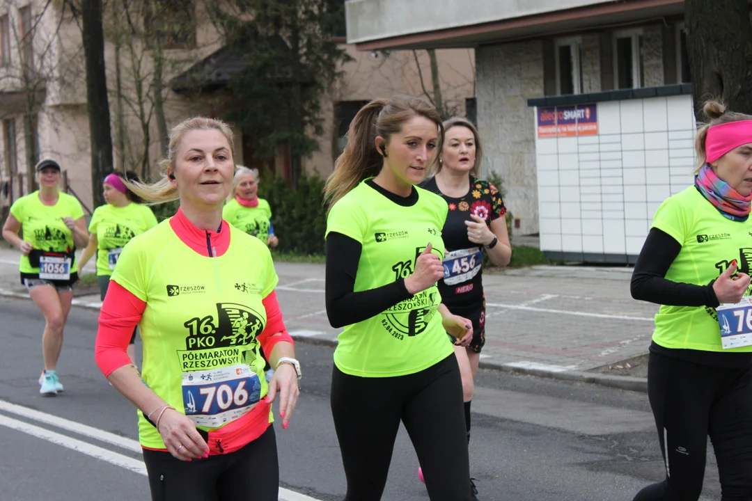 Rz24: 16. PKO PÓŁMARATON RZESZOWSKI. Biegacze w rozgrzewce, na starcie i na trasie biegu. Galeria część pierwsza