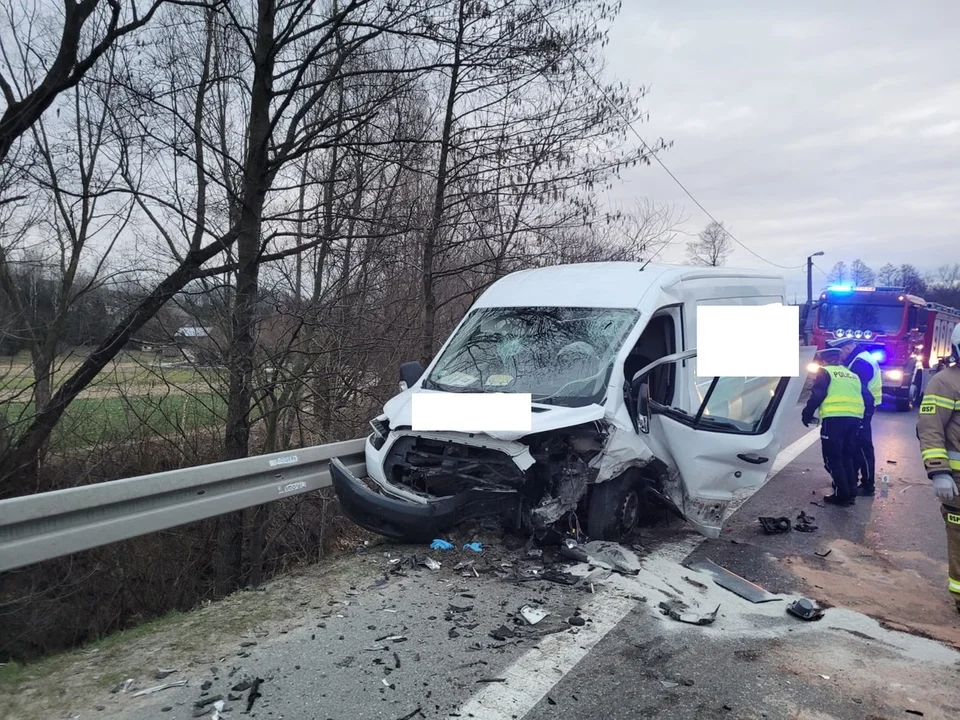 Strażacy z Ustrzyk Dolnych wracając z Rzeszowa natrafili na wypadek samochodowy. Bez zawahania ruszyli na pomoc - Zdjęcie główne