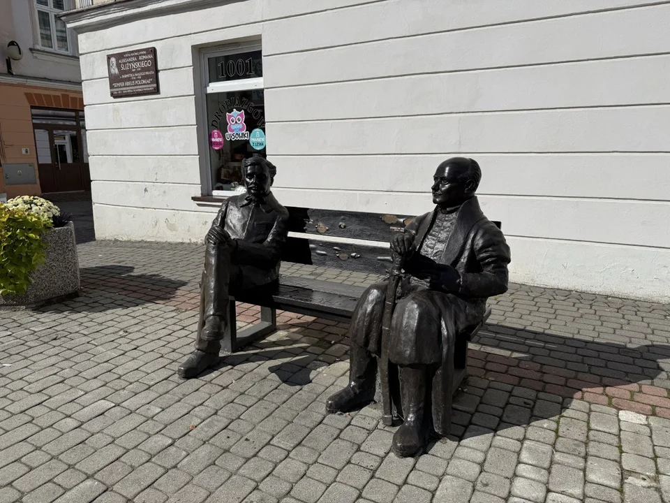 Pomnik ławeczka w Lesku