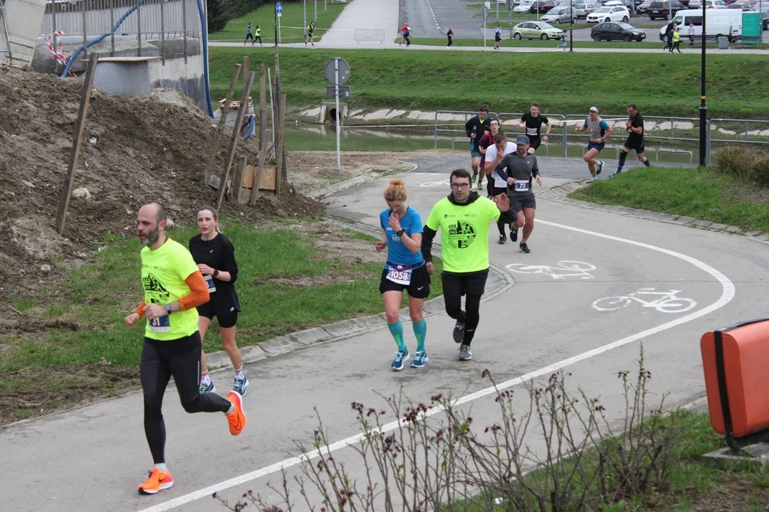 16. PKO Półmaraton Rzeszowski. Szczęśliwi biegacze na trasie oraz na meci