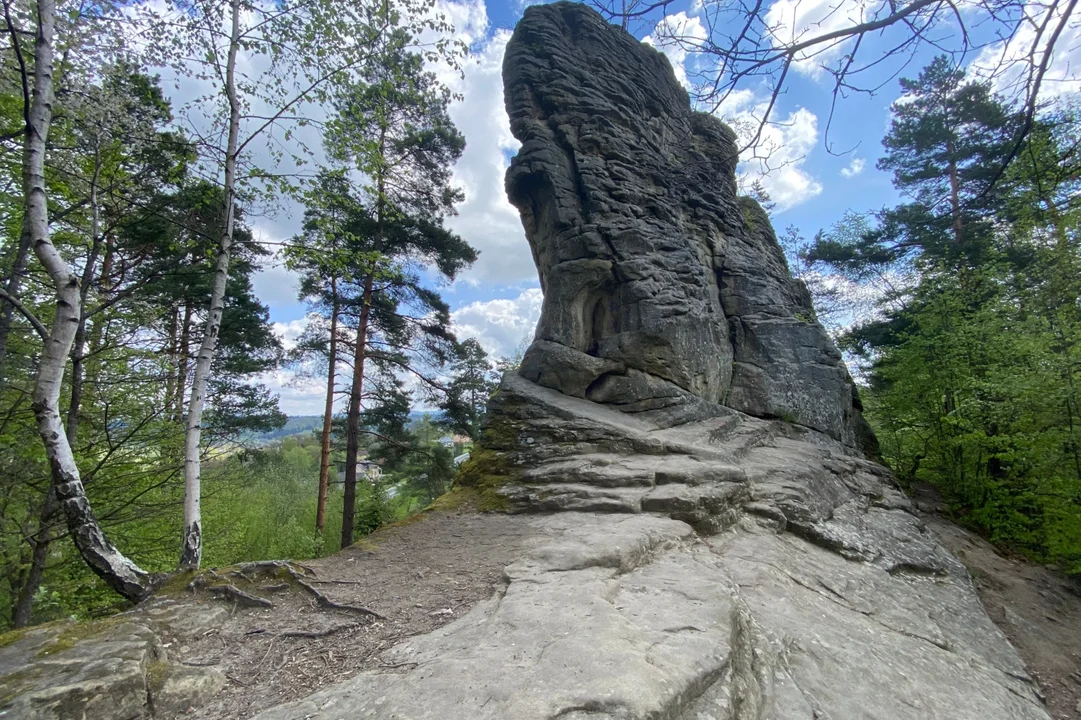 Kamień Leski to niezwykły pomnik przyrody nieożywionej. Miejsce to cieszy się dużą popularnością [ZDJĘCIA, WIDEO] - Zdjęcie główne
