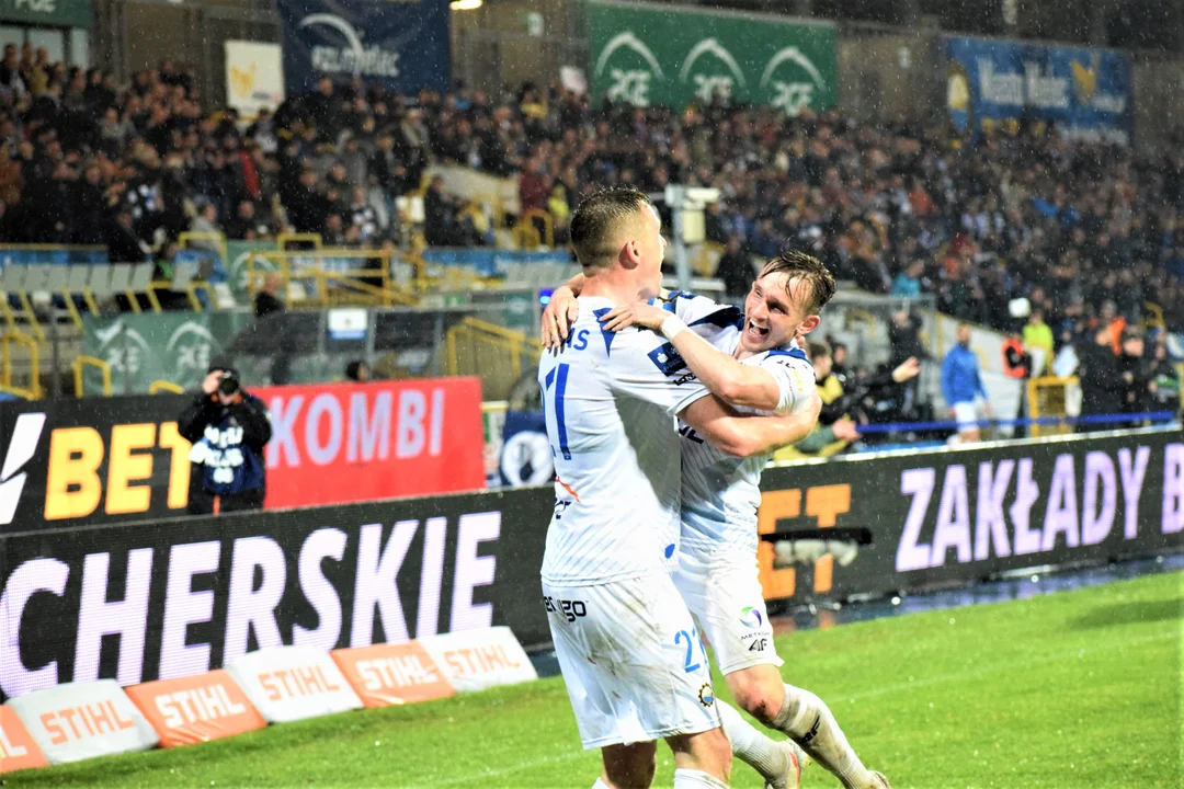 PKO BP Ekstraklasa: Stal Mielec gra do końca! Remis z Miedzią Legnica wydarty w ostatniej akcji. Leândro z 40 metrów i główka Mateusza Matrasa  [ZDJĘCIA, WIDEO] - Zdjęcie główne