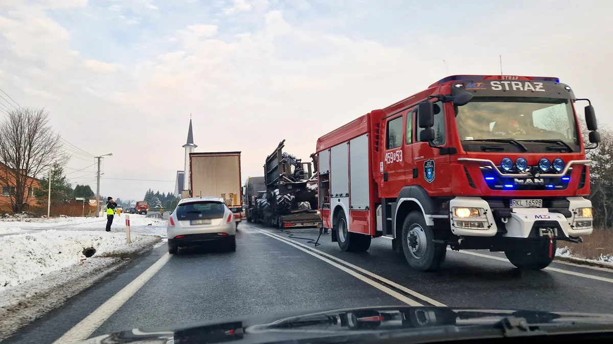 Pożar lawety na drodze krajowej nr 9 w Kolbuszowej Górnej. 3 zastępy straży pożarnej w akcji [ZDJĘCIA] - Zdjęcie główne