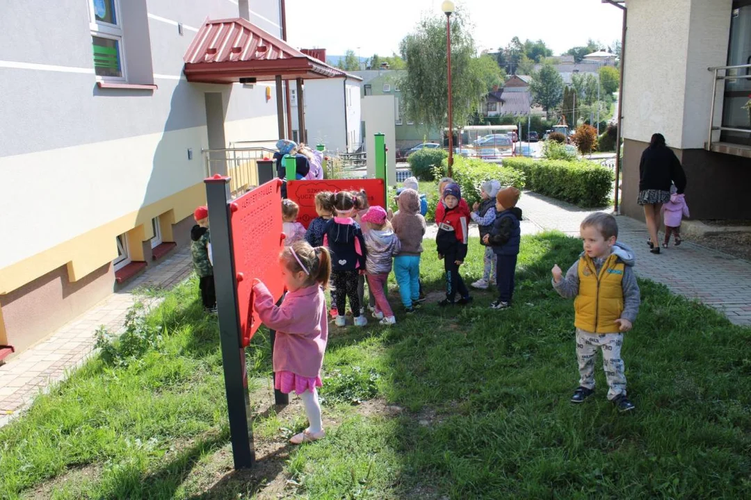 Plac zabaw przy Urzędzie Gminy w Bukowsku jest miejscem spotkań edukacyjnych - Zdjęcie główne