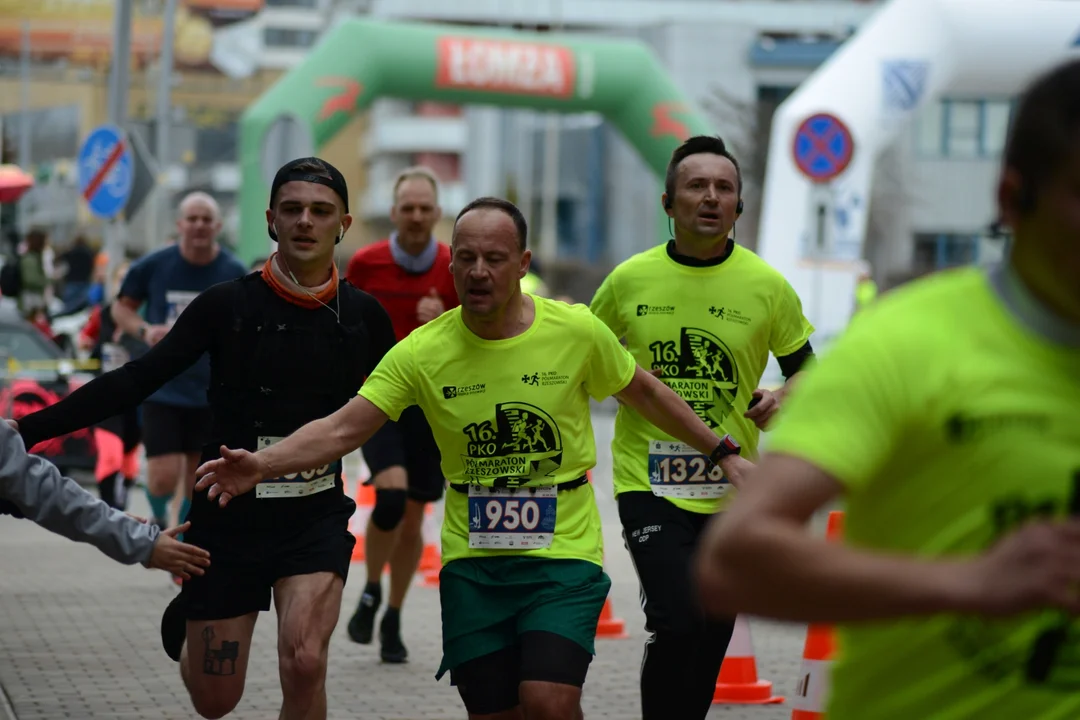 16. PKO Półmaraton Rzeszowski oraz 8. PKO Sztafeta Półmaratońska w Rzeszowie - dużo zdjęć z trasy i mety