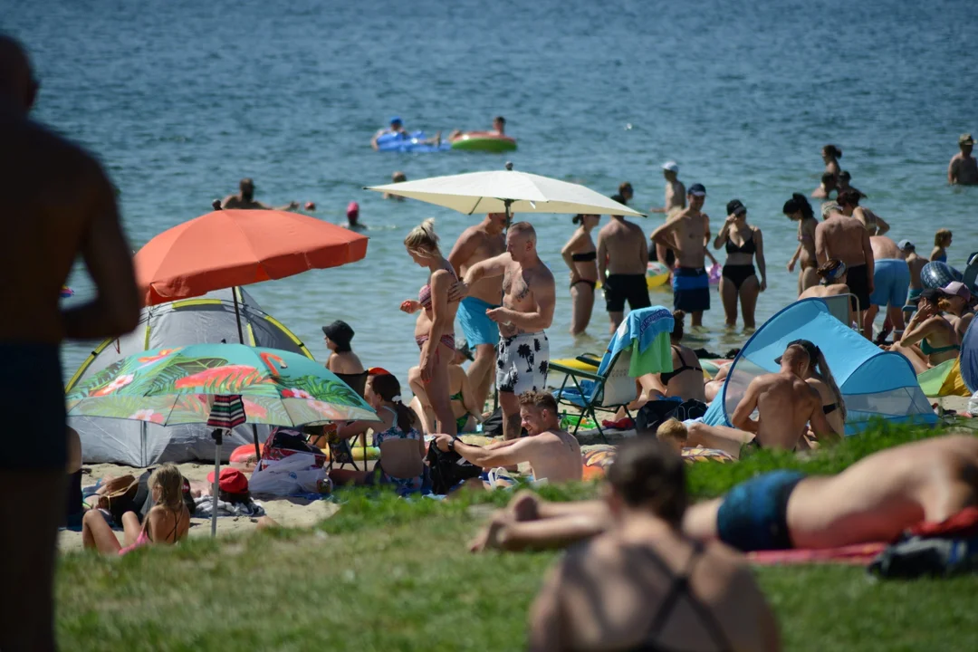 Upalny piątek nad Jeziorem Tarnobrzeskim. Na plaży kilkanaście tysięcy osób [ZDJĘCIA] - Zdjęcie główne