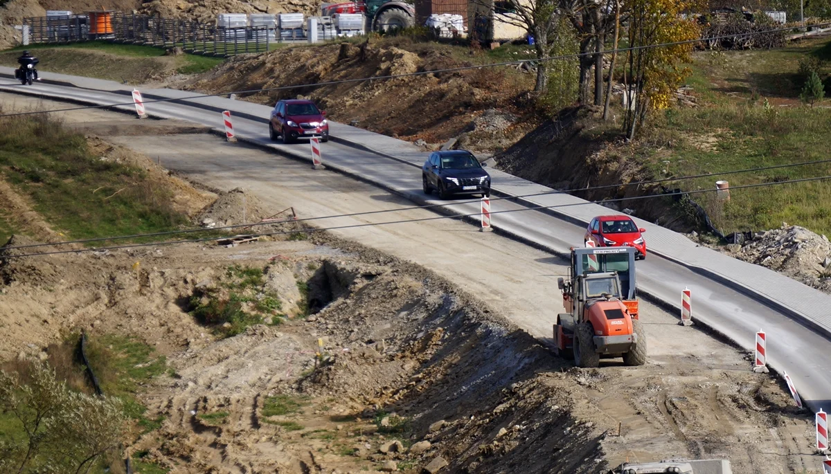 Trwa przebudowa drogi między Soliną a Myczkowem. Kierowcy cały czas muszą liczyć się utrudnieniami [ZDJĘCIA] - Zdjęcie główne