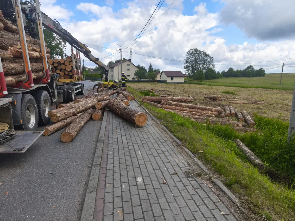 Z ciężarówki spadł ładunek