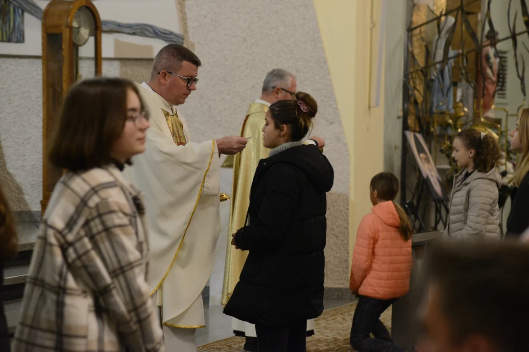 Relikwie bł. Carlo Acutisa, jednego z patronów Światowych Dni Młodzieży, w Parafii Św. Barbary w Tarnobrzegu