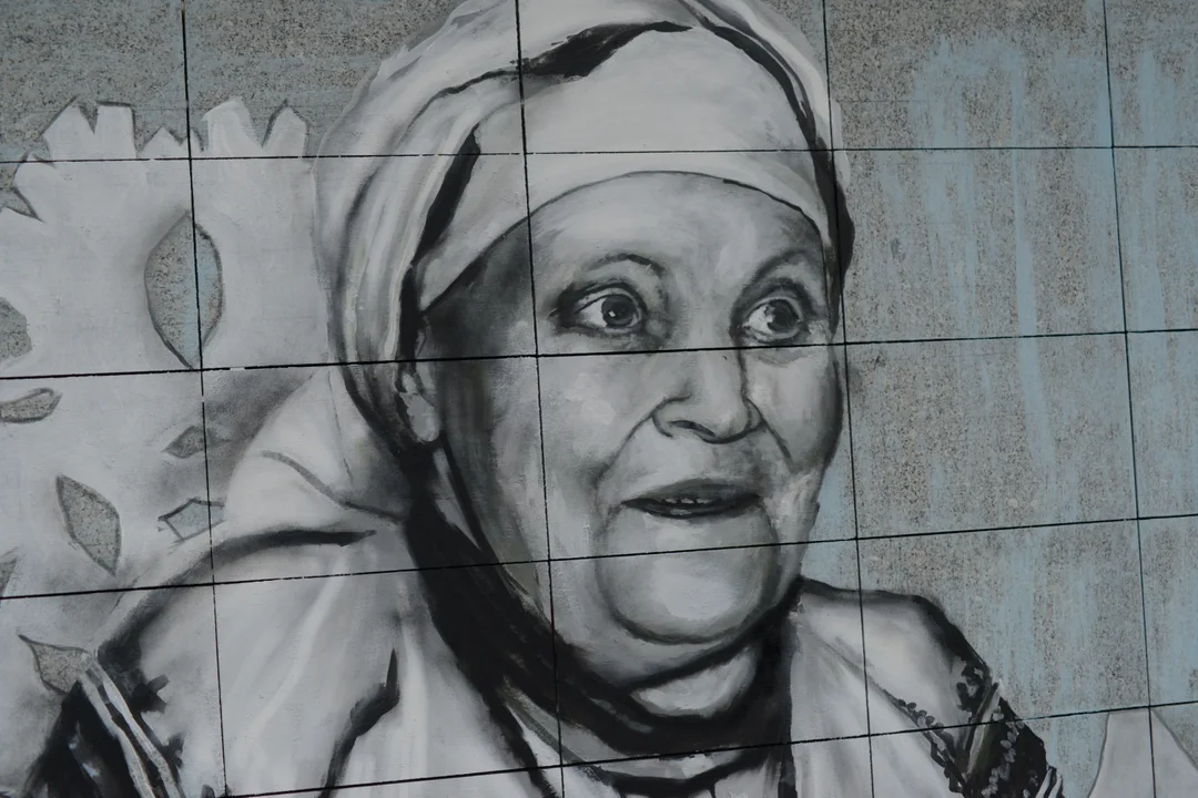 Maria Kozłowa ma swój mural. Lasowiaczka patrzy na Jezioro Tarnobrzeskiego, gdzie kiedyś był jej Machów [ZDJĘCIA] - Zdjęcie główne