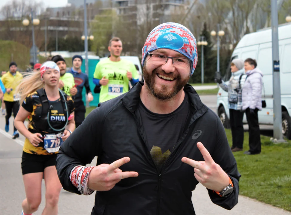 16. PKO Półmaraton Rzeszowski. Szczęśliwi biegacze na trasie oraz na meci