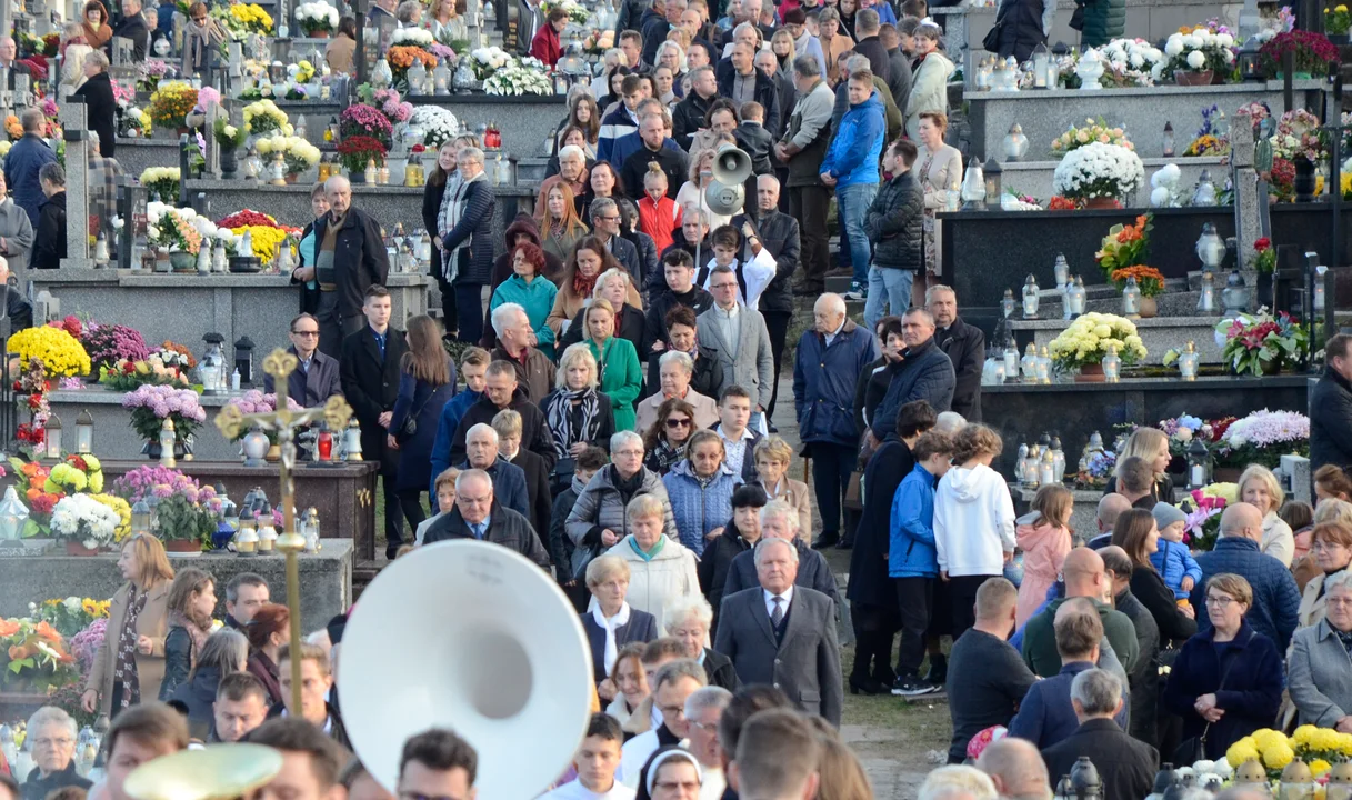 Procesja na cmentarzu parafialnym w Kolbuszowej [ZDJĘCIA] - Zdjęcie główne