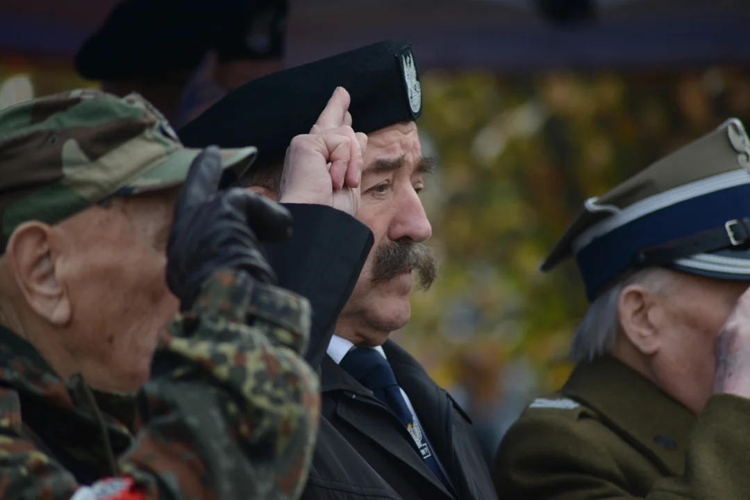 Narodowe Święto Niepodległości w Tarnobrzegu. Uroczystości przy pomniku Marszałka Józefa Piłsudskiego. - 104 lata temu narodziła się nowoczesna Polska - mówi prezydent miasta Dariusz Bożek [ZDJĘCIA - CZĘŚĆ 1]