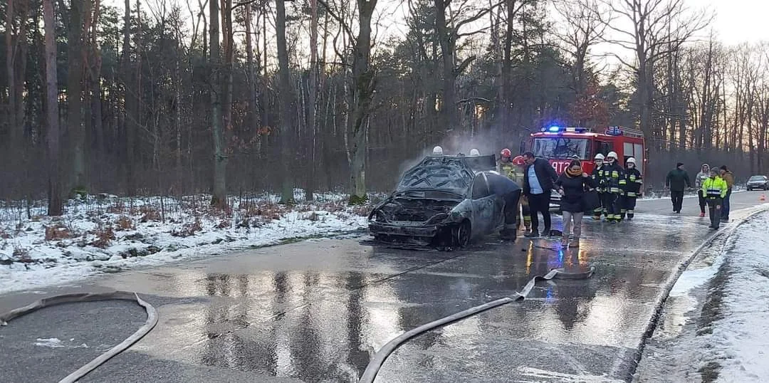 Pożar samochodu, na trasie Przecław - Łączki Brzeskie, szybka interwencja OSP Przecław