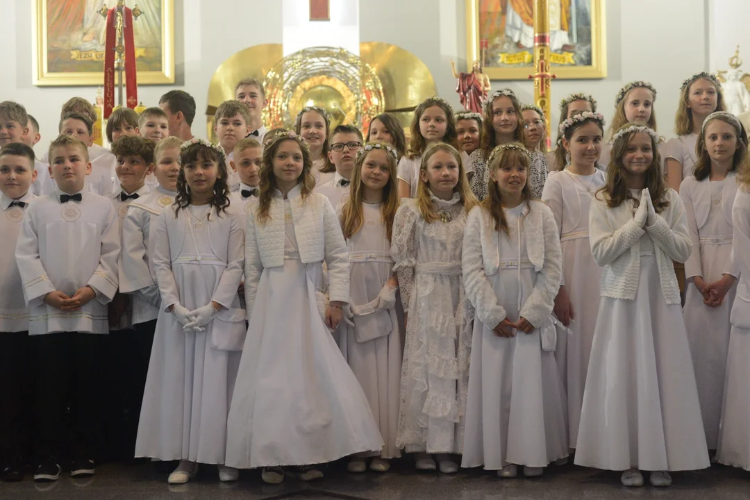 Rocznica Pierwszej Komunii Świętej uczniów Szkoły Podstawowej numer 9 w Tarnobrzegu. Zobaczcie zdjęcia z uroczystości w Kościele Miłosierdzia Bożego - Zdjęcie główne