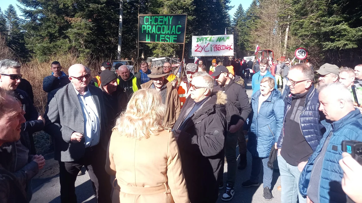 „Dajcie nam żyć i pracować”. W Arłamowie rozpoczął się protest pracowników Zakładów Usług Leśnych [ZDJĘCIA] - Zdjęcie główne