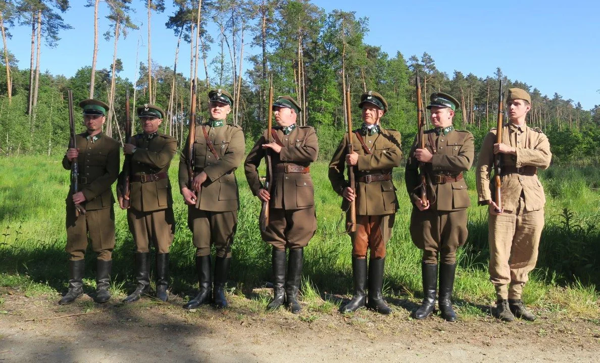 Zdjęcia z planu filmowego przedstawiające aktorów w mundurach z okresu II Rzeczpospolitej