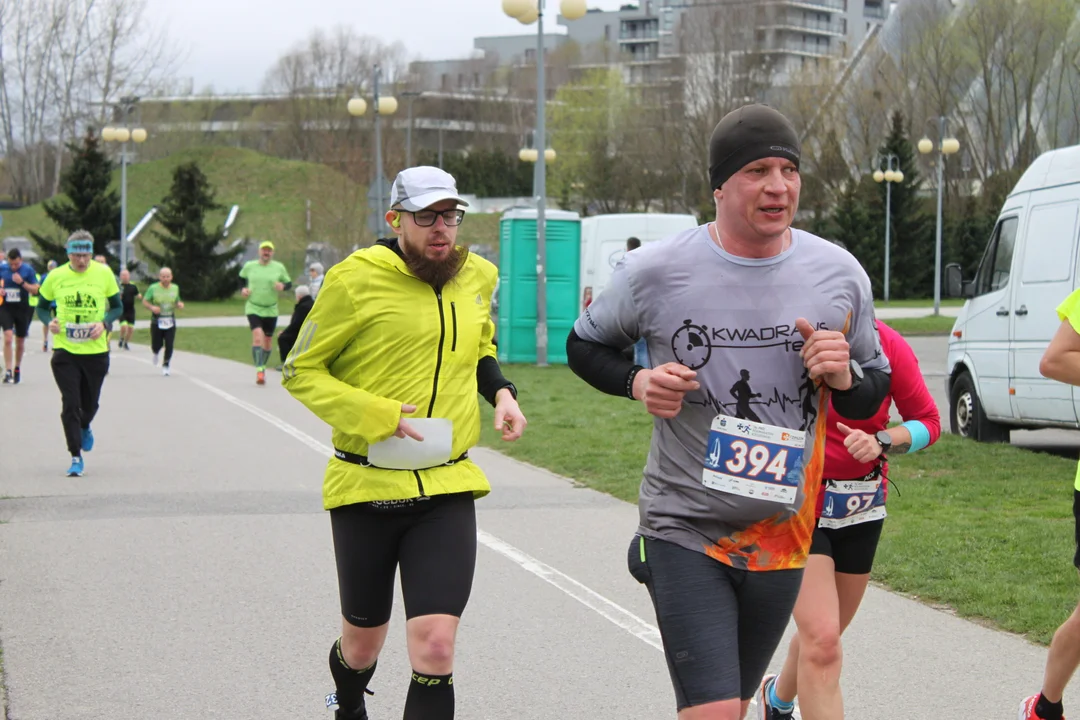 16. PKO Półmaraton Rzeszowski. Szczęśliwi biegacze na trasie oraz na meci