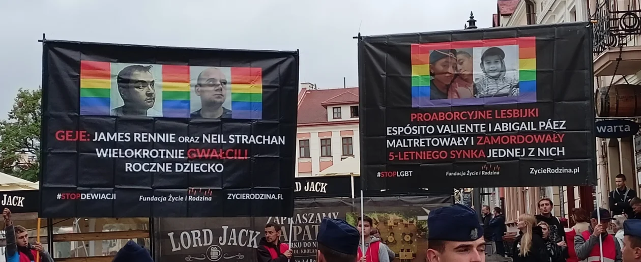 Na trasie Marszu Równości w Rzeszowie stanęła Fundacja Życie i Rodzina. Zobaczcie zdjęcia kontrmanifestacji - Zdjęcie główne