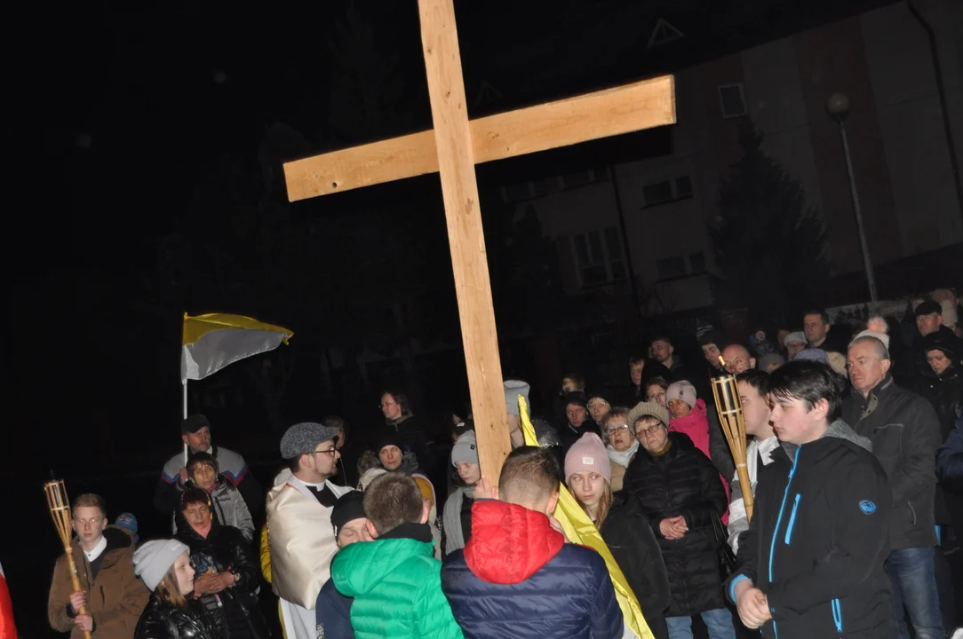 Parafianie z Przecławia i okolic podążali ulicami w modlitwie drogi krzyżowej - Zdjęcie główne