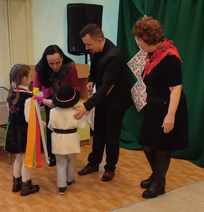 Przedszkolaki prezentują swoje talenty