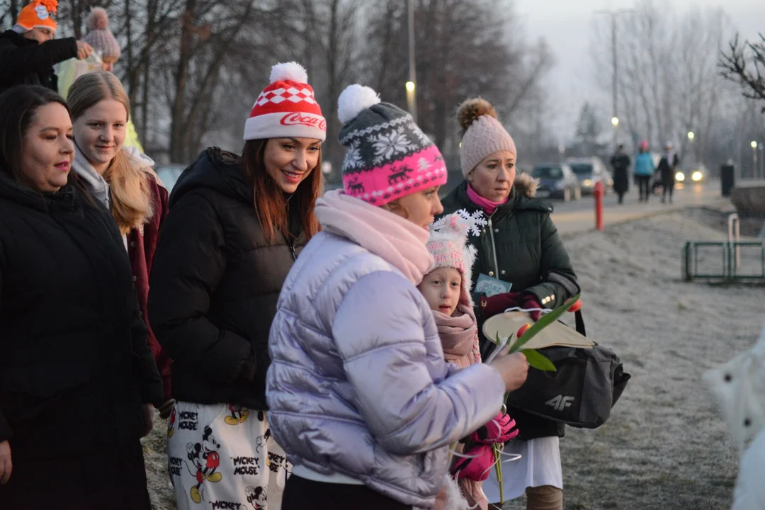 Marcowe "Jezioro Aniołów" w Tarnobrzegu. Piękny wschód słońca, morsowanie i kwiaty dla pań