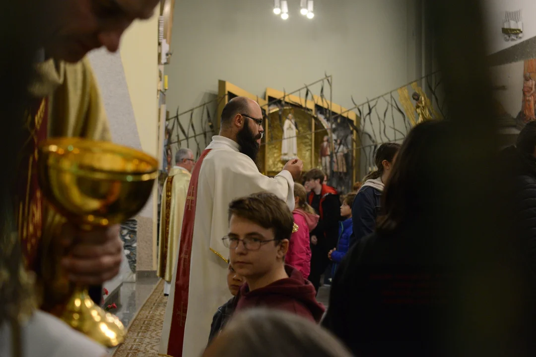 Relikwie bł. Carlo Acutisa, jednego z patronów Światowych Dni Młodzieży, w Parafii Św. Barbary w Tarnobrzegu