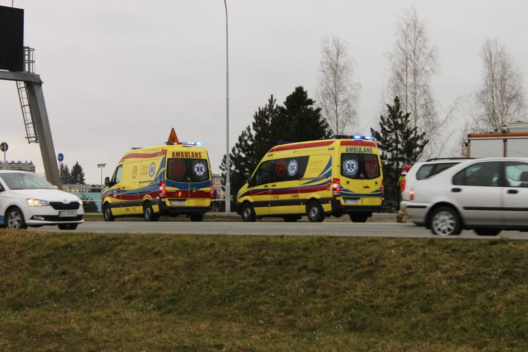 Kolizja czterech pojazdów przy Moście Karpackim. Zablokowany jeden pas ruchu