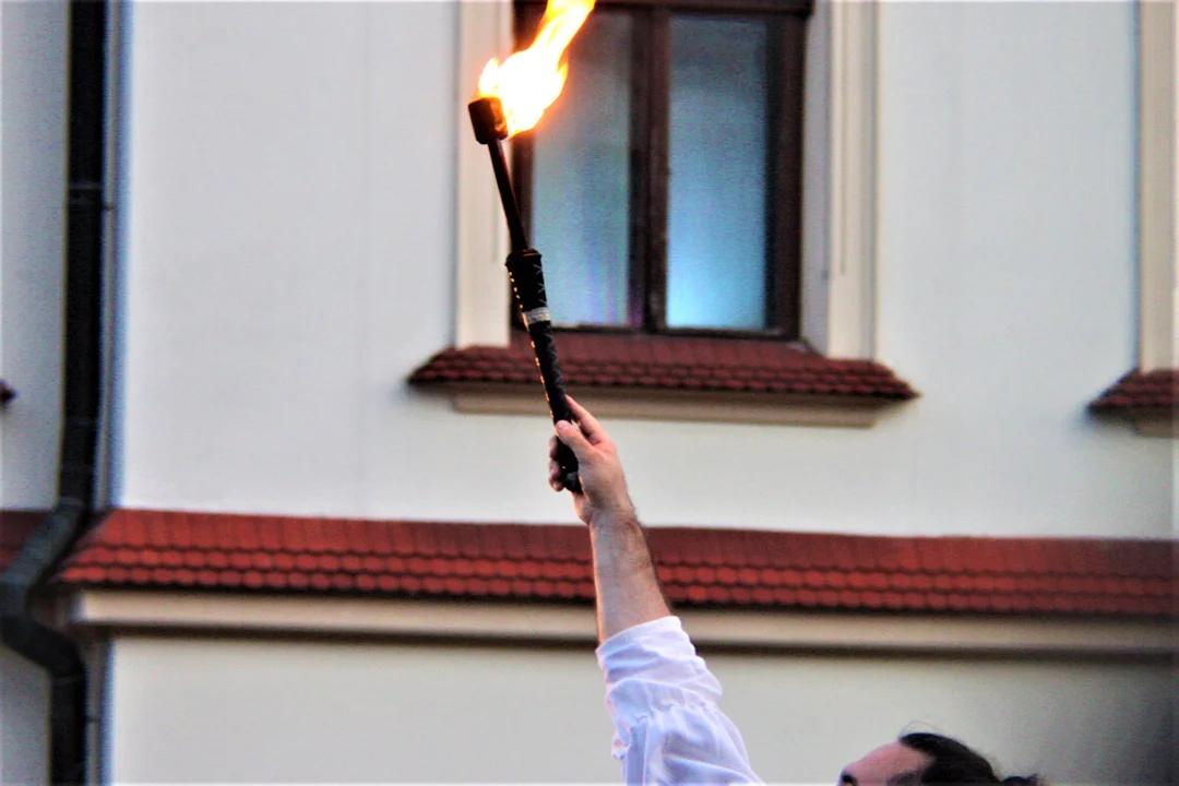 Sztukmistrze z Lublina i niesamowity spektakl cyrkowo-teatralny „Tribute” na Rynku w Rzeszowie