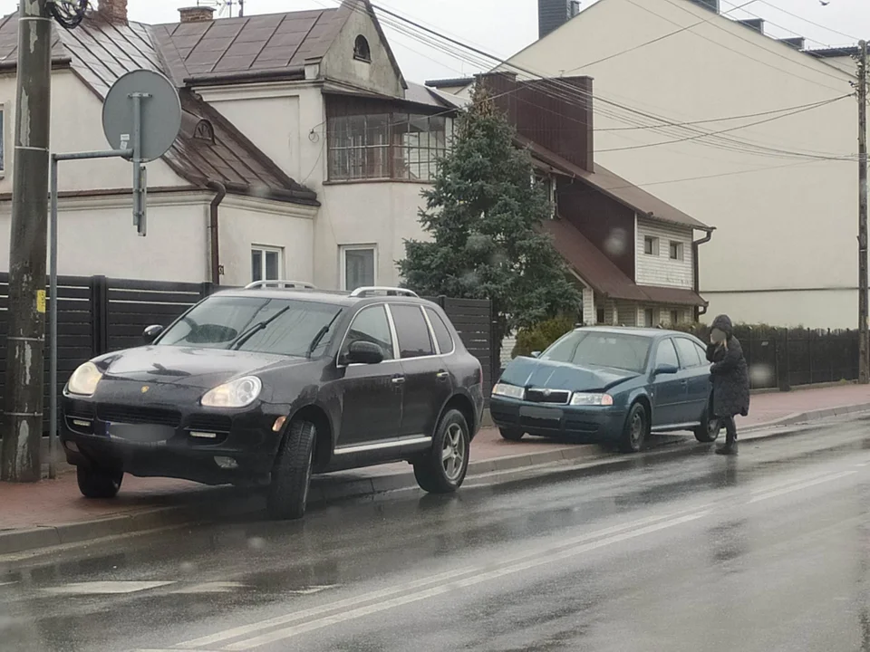 Zderzenie porsche i skody na ul. Obrońców Pokoju w Kolbuszowej. Na miejscu pracowali policjanci [AKTUALIZACJA - ZDJĘCIA] - Zdjęcie główne