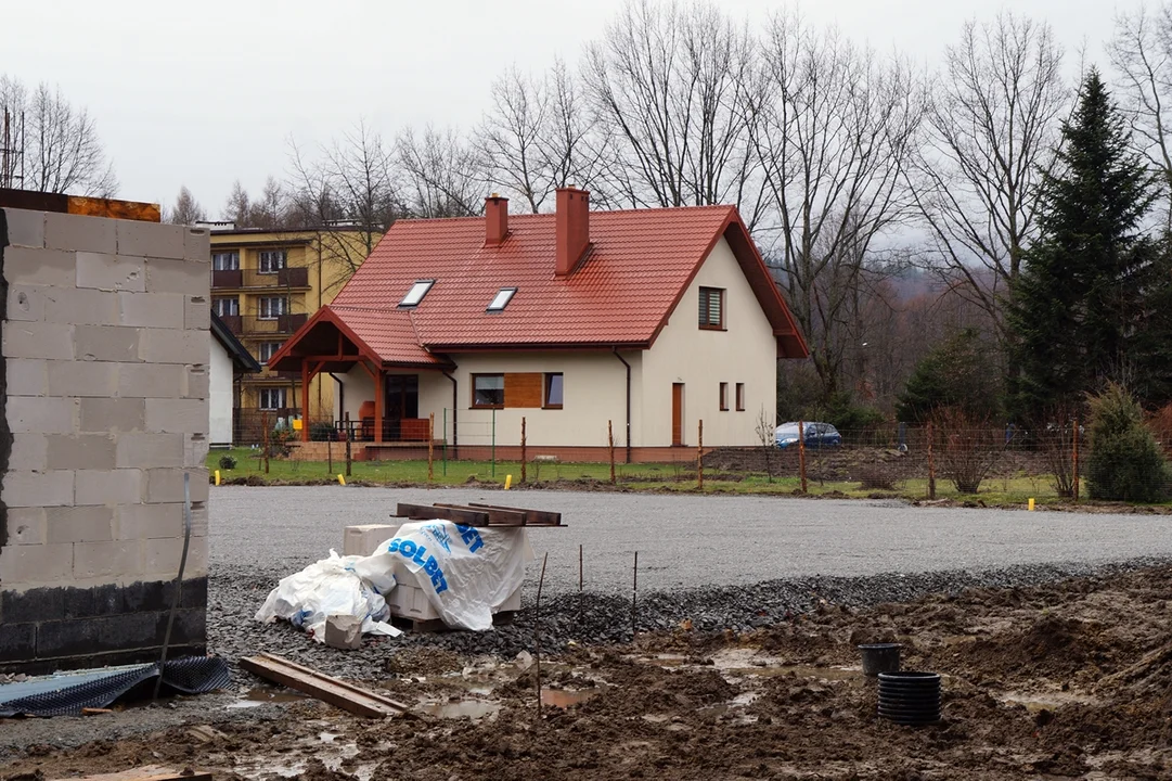 Przy Zespole Szkół Technicznych i Artystycznych w Lesku trwa budowa boiska