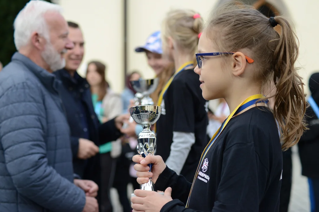 Szkoła Podstawowa numer 3 w Tarnobrzegu z medalami. Najliczniejsza ekipa podczas Biegów Młodzieżowych w trakcie Biegu Nadwiślańskiego
