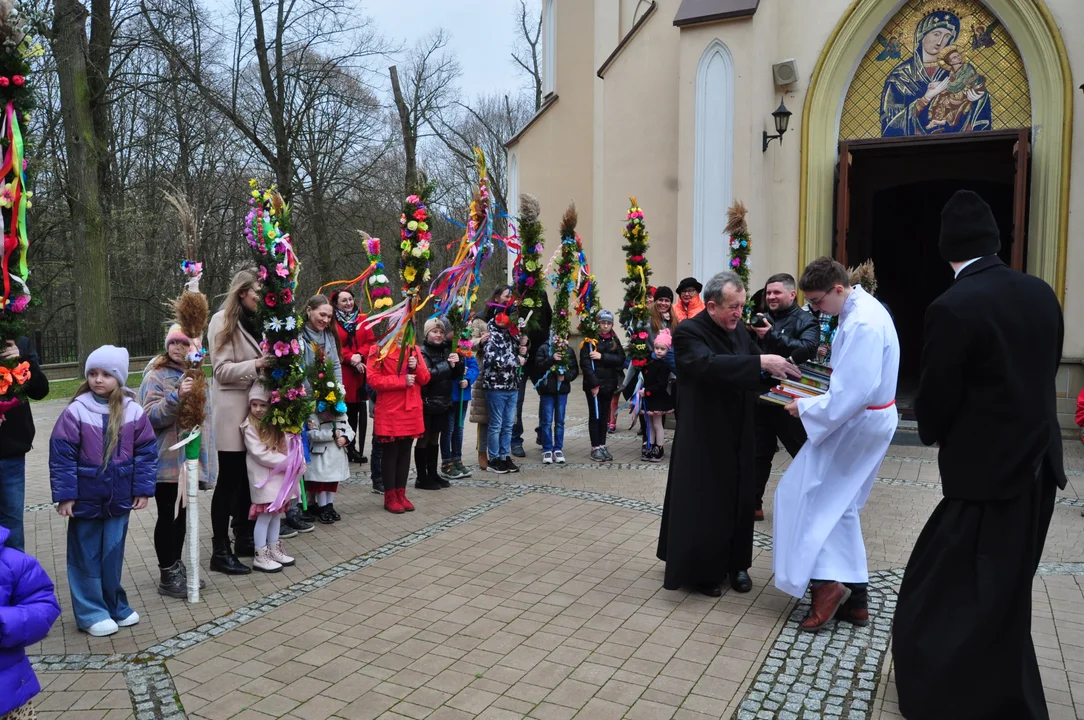 Parafianie w Przecławiu świętowali z pięknymi palmami własnego wykonania