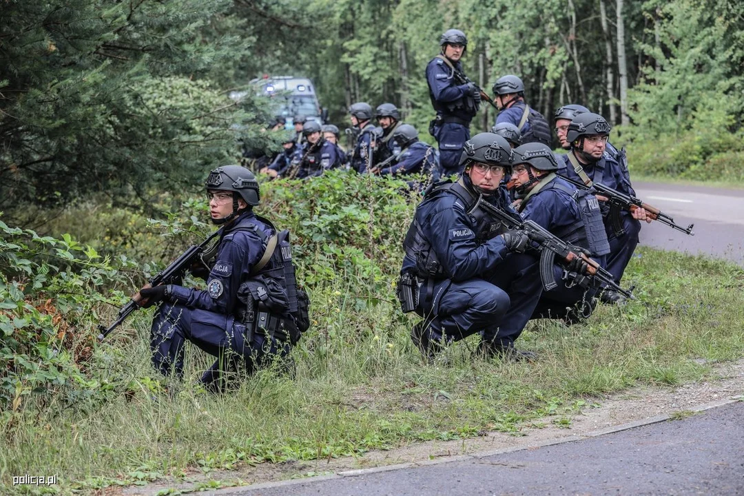 Wielkie ćwiczenia policji na poligonie w Nowej Dębie