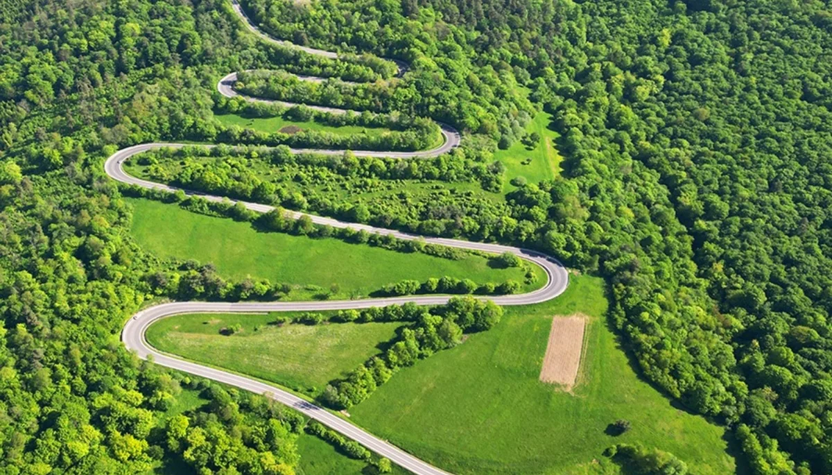 To jedna z najbardziej krętych dróg w Polsce. W jej pobliżu znajduje się taras widokowy z krajobrazem na Bieszczady - Zdjęcie główne