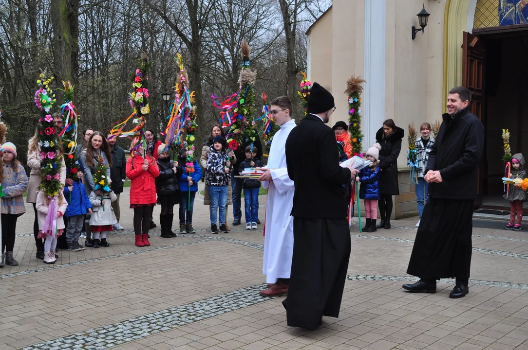 Parafianie w Przecławiu świętowali z pięknymi palmami własnego wykonania